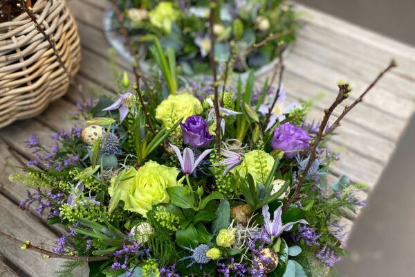 Lage schaal met bloemen