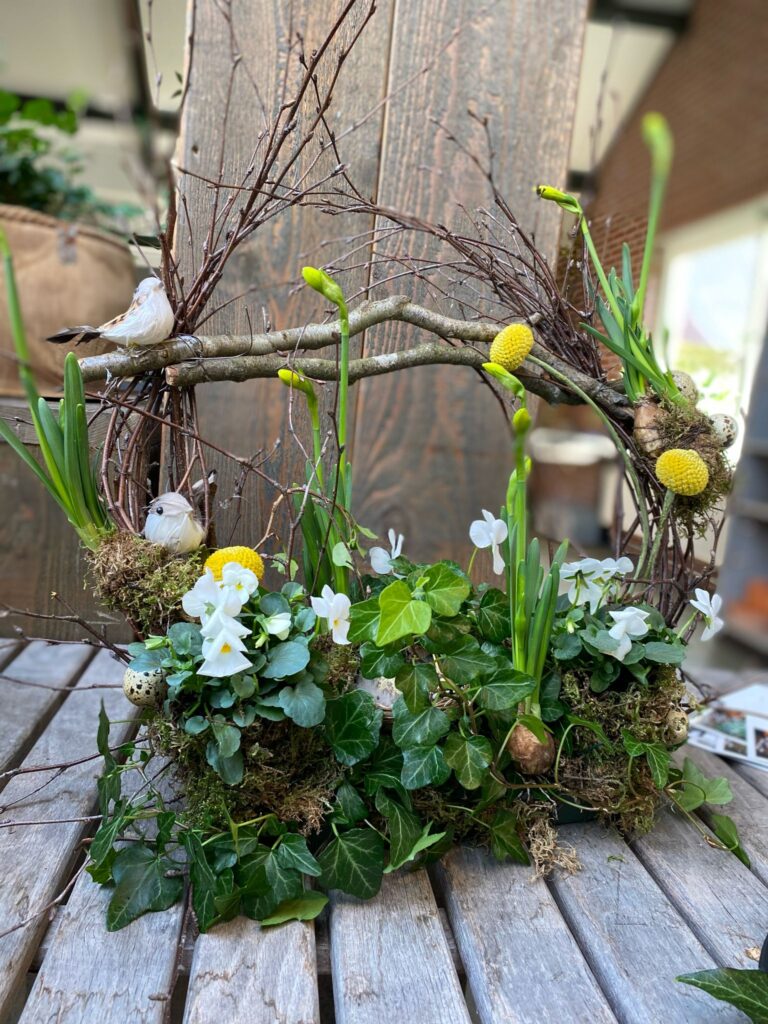 twijg ei met buitenplantjes