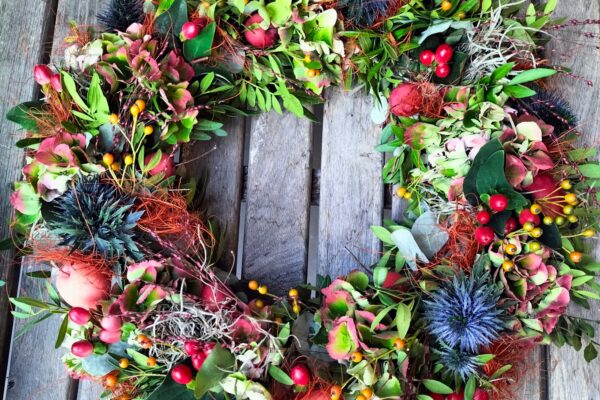 Najaarskrans met hortensia en bessen