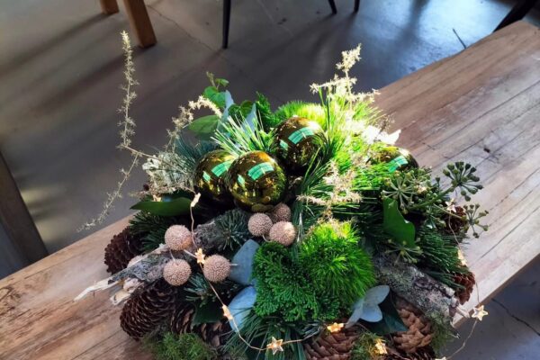 6f96bd5e-39de-4c4f-aa9a-7162ad9e7a7a Rand van dennenappels