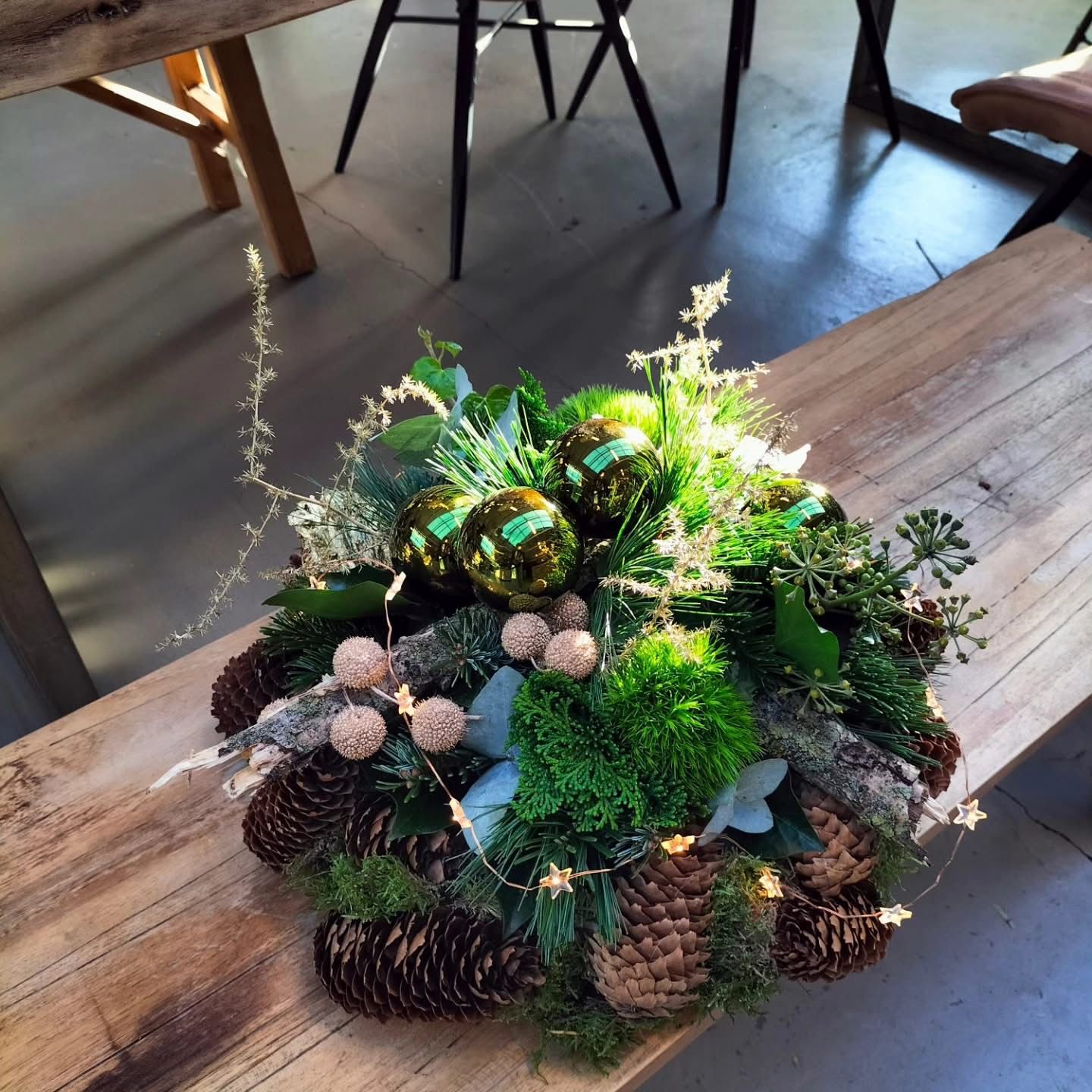 Rand van dennenappels