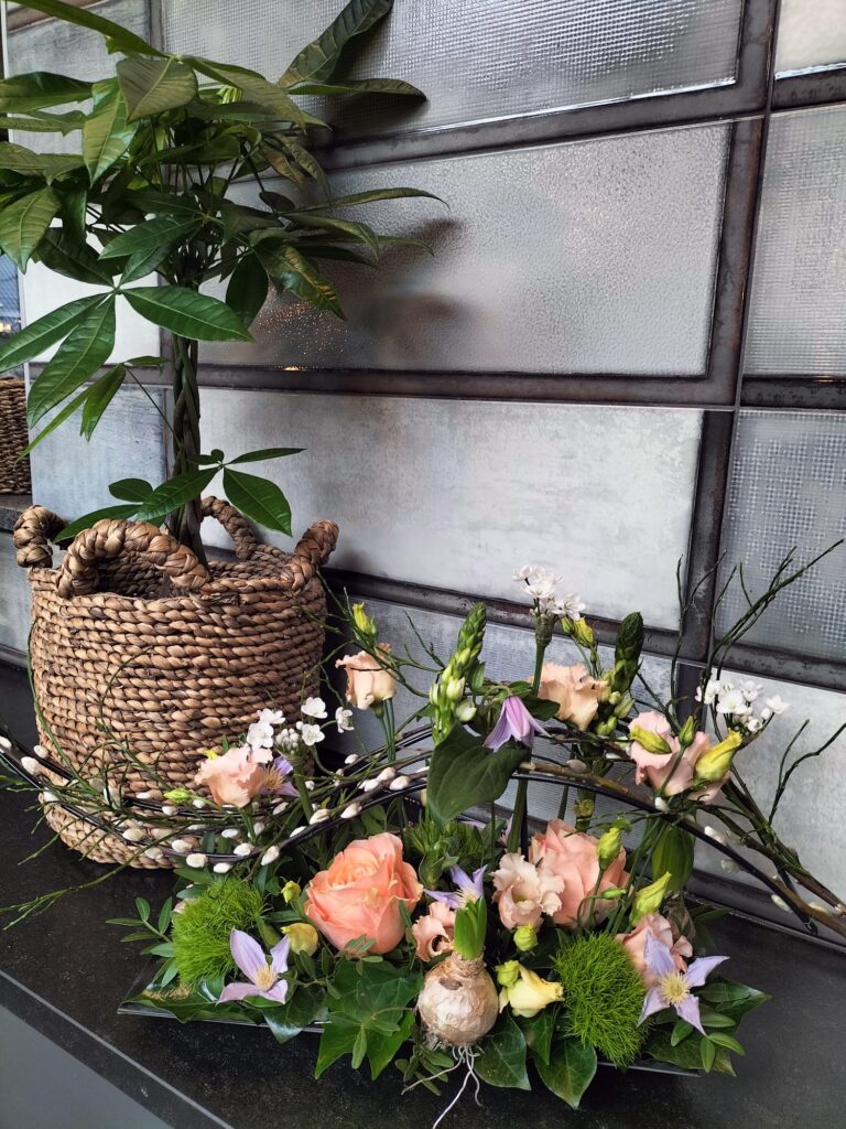 8bc01564-b616-4450-9ea0-40dd72e8385d Ovaal van takken en bloemen